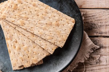 Geleneksel matza ekmeği ahşap masada.