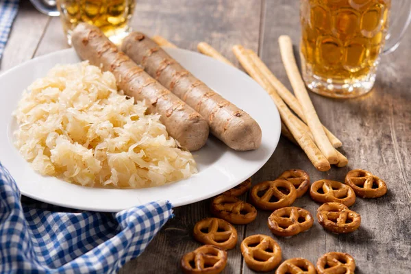 Bratwurst Сосиска Sauerkraut Кренделі Пиво Дерев Яному Столі Типова Німецька — стокове фото