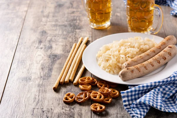 Salsicha Bratwurst Chucrute Pretzels Cerveja Mesa Madeira Comida Típica Alemã — Fotografia de Stock