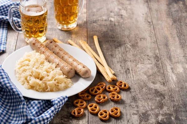 식탁에는 Bratwurst 소시지 Sauerkraut Pretzels 그리고 맥주가 전형적 — 스톡 사진