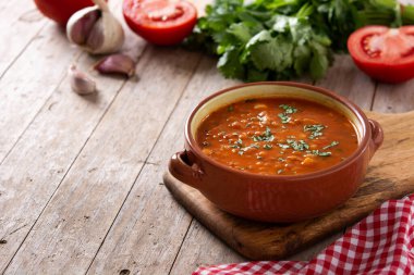 Ahşap masada kırmızı mercimek çorbası. Boşluğu kopyala