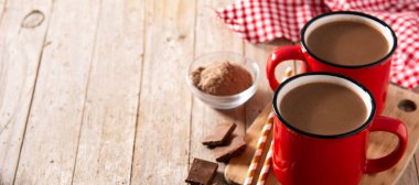 Geleneksel Meksika çikolatalı atole içkisi ahşap masada. Panorama görünümü