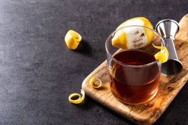 Siyah arka planda New Orleans sazerac kokteyli. Boşluğu kopyala