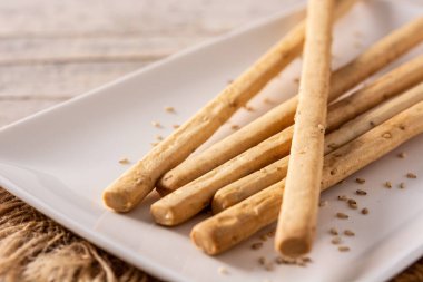 Breadstick Grissini atıştırması ahşap masada