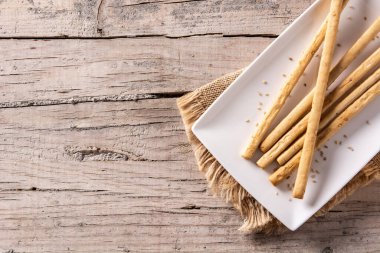 Tahta masada Breadstick Grissini atıştırması. Boşluğu kopyala