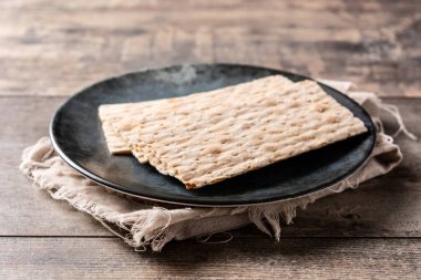 Geleneksel matza ekmeği kırsal ahşap masada.