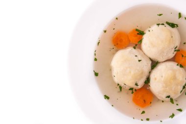 Geleneksel Yahudi matza topu çorbası beyaz arka planda izole edilmiş.
