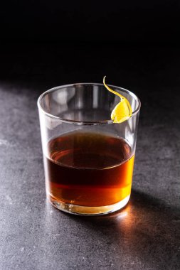 Siyah arka planda New Orleans sazerac kokteyli.