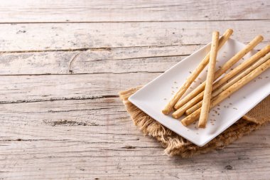 Kırsal ahşap masada Grissini atıştırması. Boşluğu kopyala