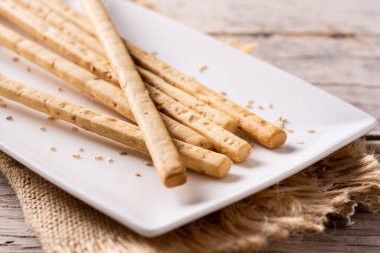 Kırsal ahşap masada Grissini atıştırması