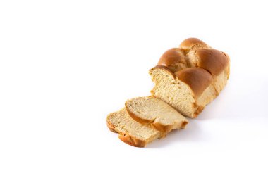 Örülmüş yumurta ekmeği beyaz arka planda izole edilmiş. Boşluğu kopyala