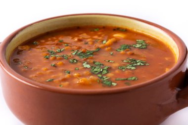 Beyaz arka planda izole edilmiş kırmızı mercimek çorbası