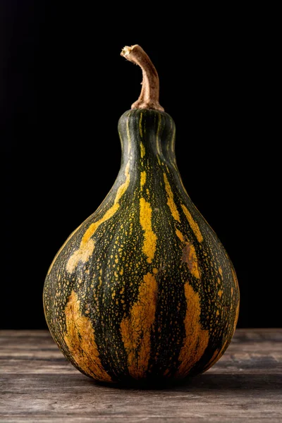 Citrouille Verte Fraîche Sur Table Bois Fond Noir — Photo