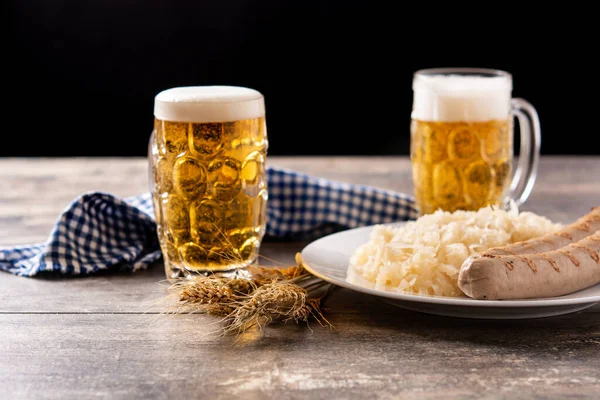 Salchicha Bratwurst Chucrut Pretzels Cerveza Mesa Madera —  Fotos de Stock