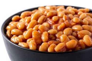 Beyaz arka planda izole edilmiş, domates sosunda beyaz fasulye.