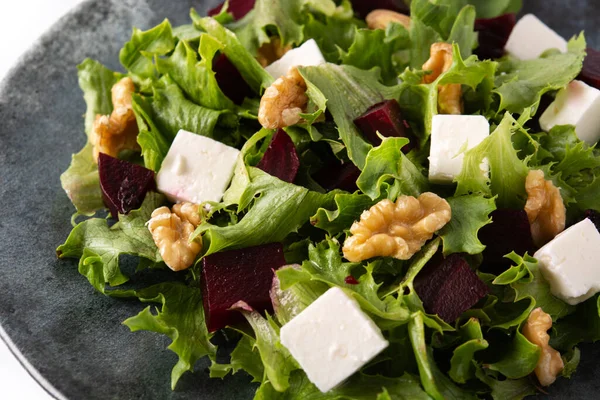 Salada Beterraba Com Queijo Feta Alface Nozes Isoladas Sobre Fundo — Fotografia de Stock