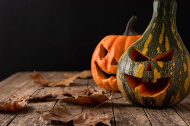 Ahşap masada cadılar bayramı yeşil balkabakları ve siyah arka plan. Boşluğu kopyala