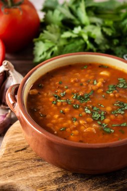 Tahta masadaki kırmızı mercimek çorbası.