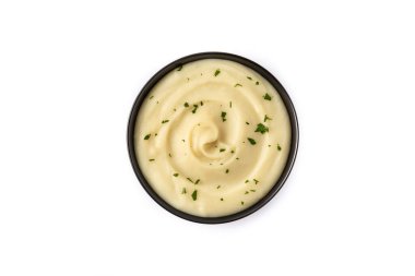 Beyaz arka planda izole bir kasede patates püresi.