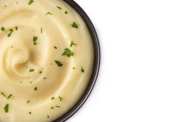 Beyaz arka planda izole edilmiş bir kasede patates püresi. Üst Manzara. Boşluğu kopyala