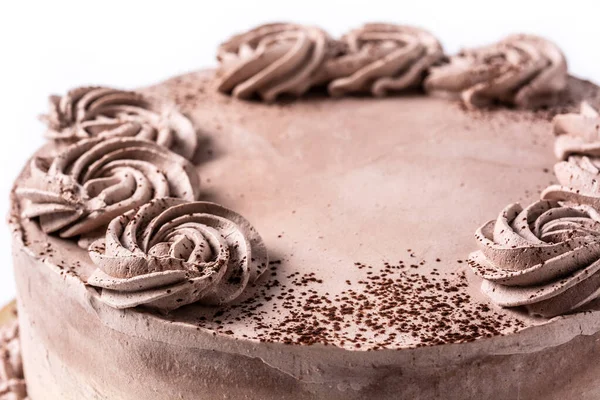 Beyaz arka planda izole edilmiş çikolatalı mantarlı kek.