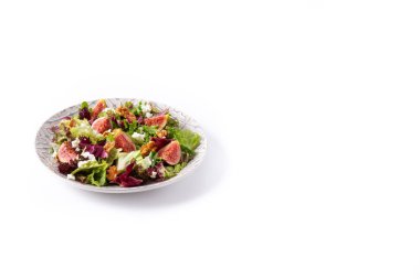 Beyaz arka planda peynirli incir salatası ve ceviz. Boşluğu kopyala