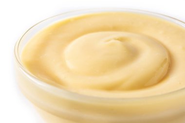 Beyaz arka planda izole edilmiş bir kasede hamur işi kreması. Kapat.