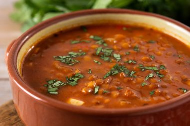 Kırsal ahşap masada kırmızı mercimek çorbası. Kapat.