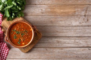 Kırsal ahşap masada kırmızı mercimek çorbası. Üst Manzara. Boşluğu kopyala
