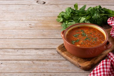 Kırsal ahşap masada kırmızı mercimek çorbası. Boşluğu kopyala