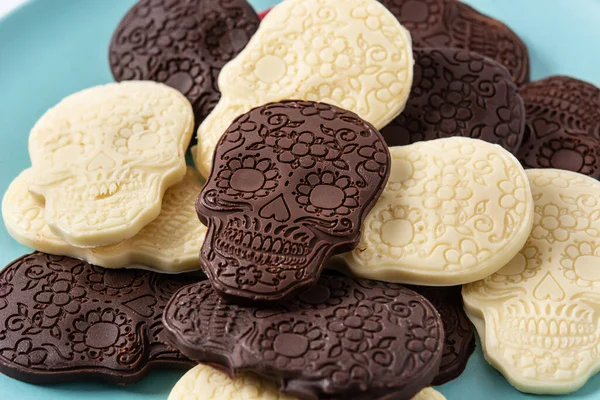 Calaveras Mexicanas Chocolate Aisladas Sobre Fondo Blanco —  Fotos de Stock