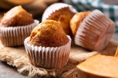 Kırsal ahşap masada balkabaklı kekler. Sonbahar tatlısı