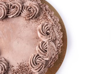 Beyaz arka planda izole edilmiş çikolatalı mantarlı kek.