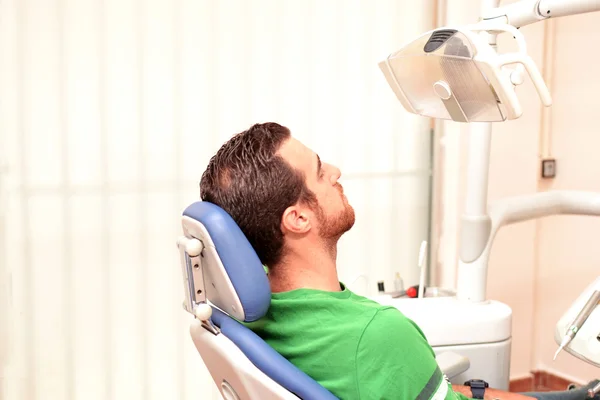 Joven en el dentista — Foto de Stock