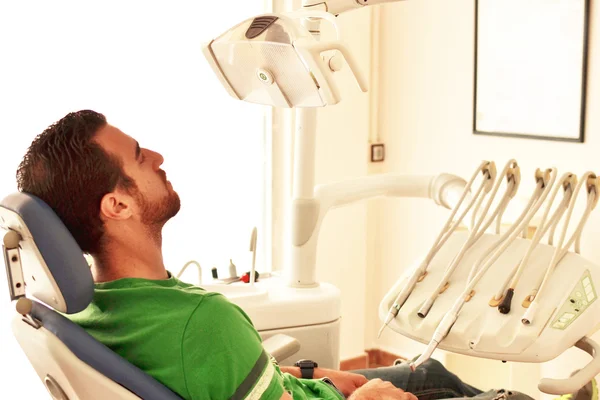 Joven en el dentista —  Fotos de Stock