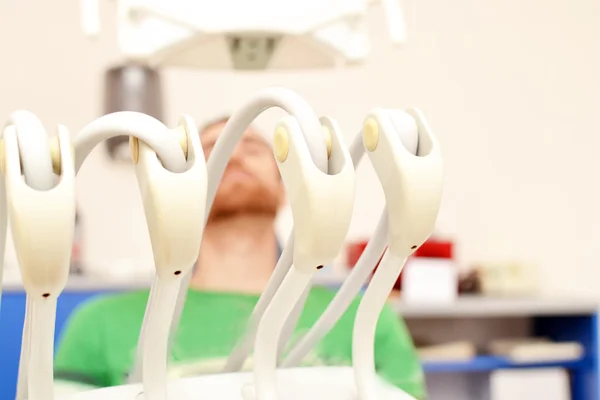 Joven en el dentista — Foto de Stock