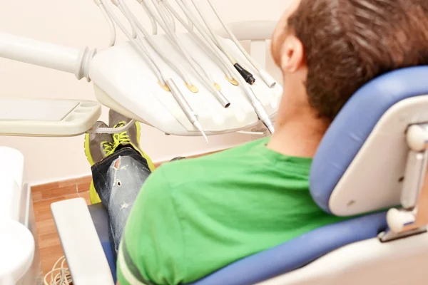 Joven en el dentista — Foto de Stock