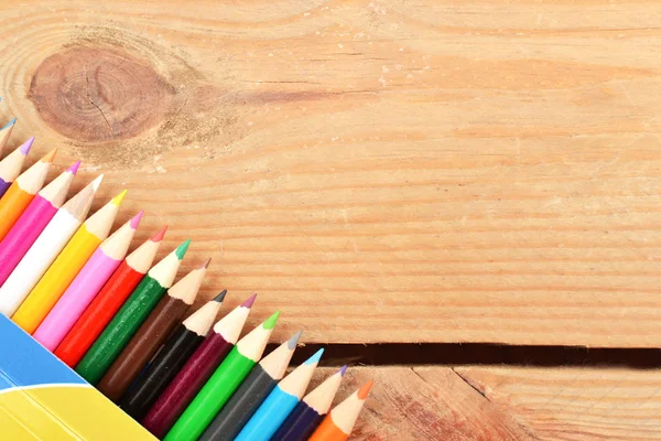 Lápis coloridos sobre madeira — Fotografia de Stock