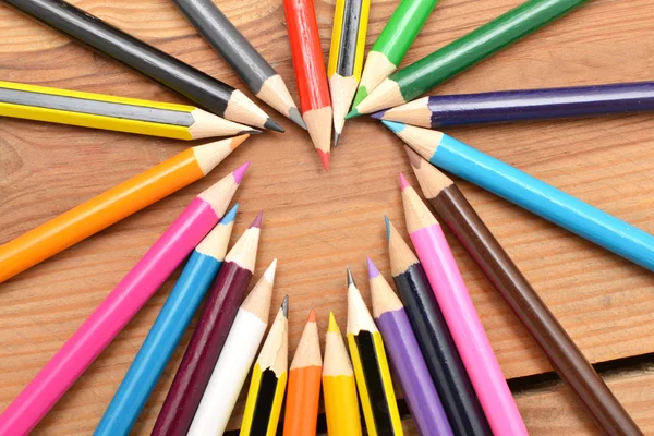 Lápices de colores sobre madera con forma de corazón —  Fotos de Stock