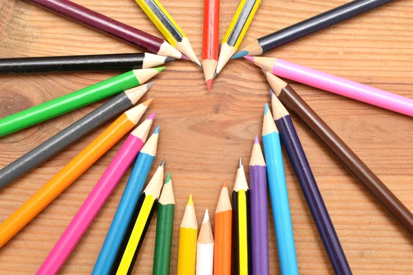 Lápices de colores sobre madera con forma de corazón —  Fotos de Stock