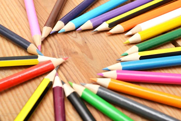 Lápices de colores sobre madera con forma de corazón — Foto de Stock