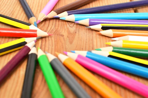 Lápices de colores sobre madera con forma de corazón — Foto de Stock