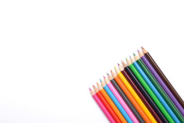 Beyaz arkaplanda renkli kalemler