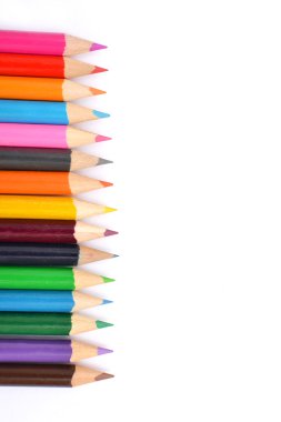 Beyaz arkaplanda renkli kalemler