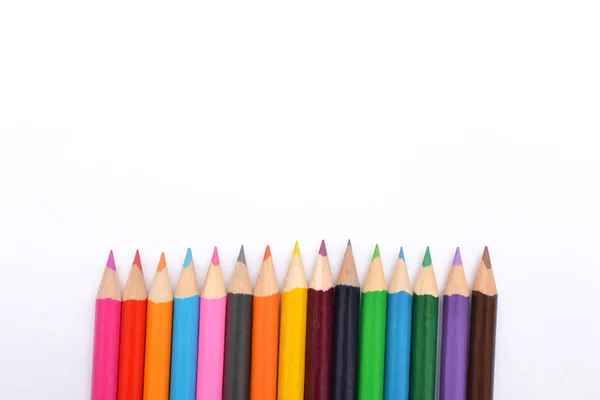 Färgade pennor på vit bakgrund — Stockfoto