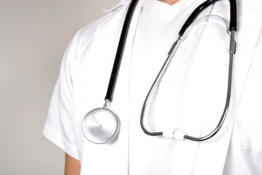 Steteskoplu doktor.
