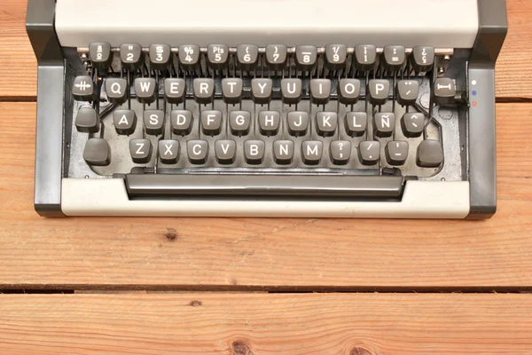 Máquina de escribir sobre madera — Foto de Stock