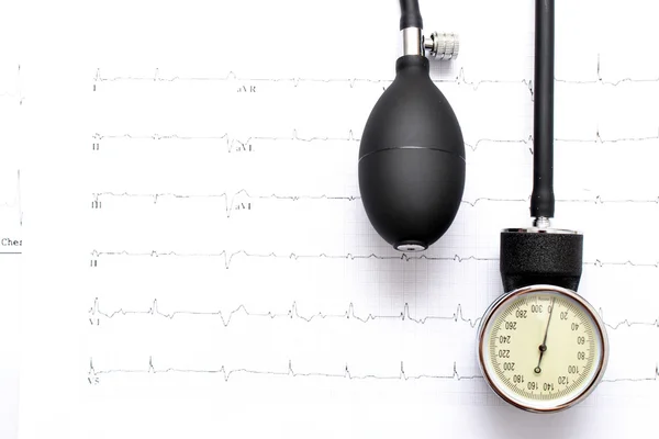 Électrocardiogramme et stéthoscope — Photo