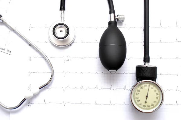 Electrocardiogram and stethoscope — Stock Photo, Image