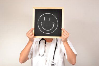 Doktor blackboard yüzüne gülen ile